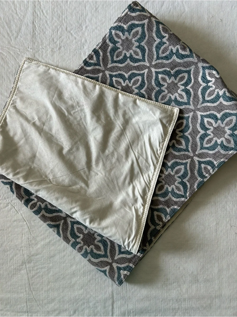 Table Runner. Teal and Gray Geometric Medallion. Lined. 13-1/2” x 70”. VGUC.